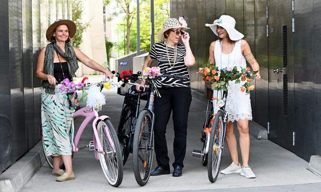 Marion Brogyanyi, Margit Palman und Iris Haschek (v. l.) fahren für mehr Sichtbarkeit im Straßenverkehr.