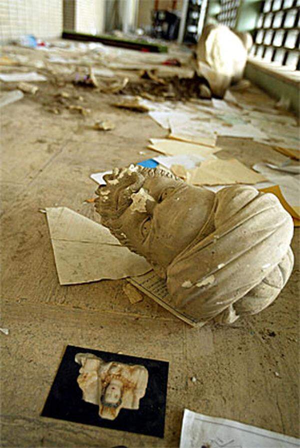Aus dem Nationalmuseum in Bagdad werden während Plünderungen in Folge des Irak-Krieges zahllose bedeutende Kunstwerke gestohlen. Experten sprechen von einer "Katastrophe für das Kulturerbe".