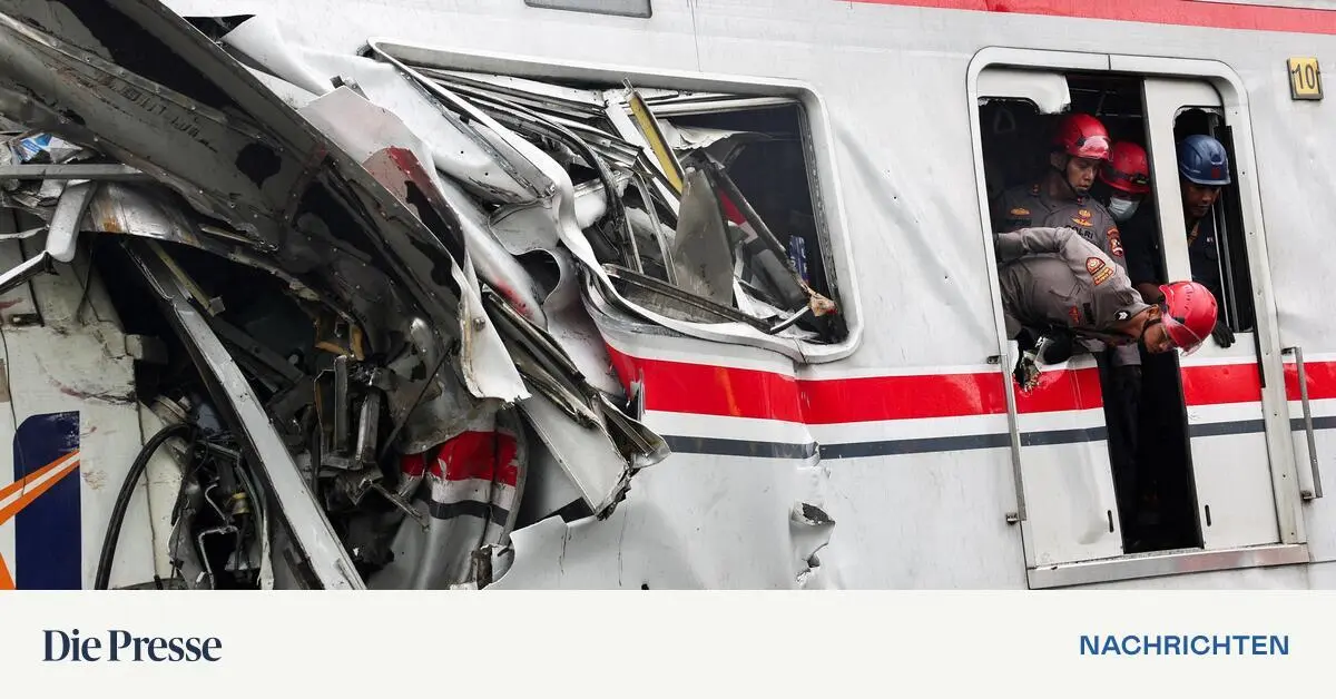 Zugsungl-ck-in-Indonesien-Pendlerzug-erfasst-Taxi-Fernzug-schafft-Notbremsung-weiterer-Zug-kracht-in-Fernzug