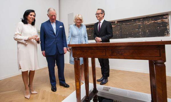 Anschließend besuchten Prinz Charles und Herzogin Camilla das Jüdische Museum.