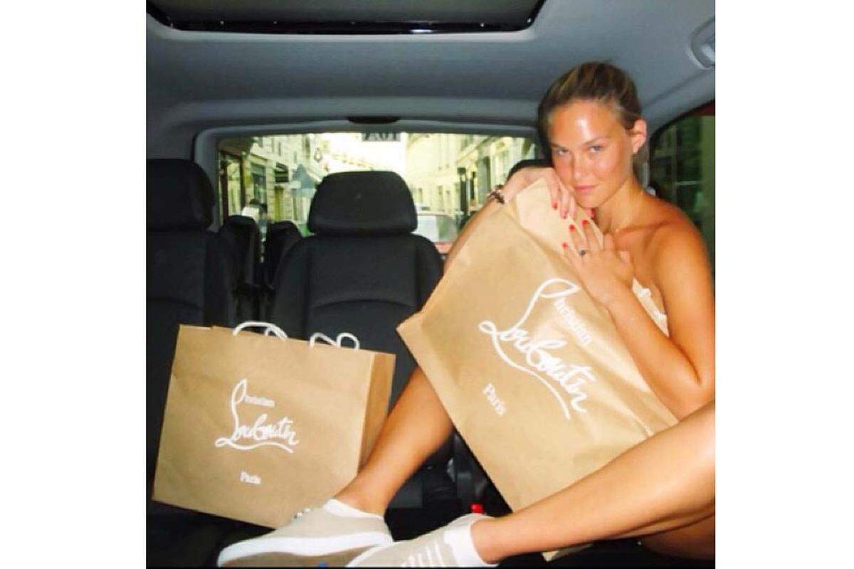 Das israelische Model Bar Refaeli löste mit diesem Schnappschuss der Marke "Trage… Louboutin" Diskussionen aus.