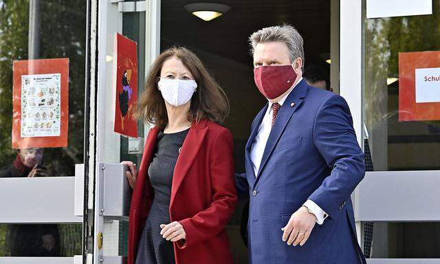 SPÖ-Bürgermeister Michael Ludwig mit Frau Irmtraud bei der Stimmabgabe. Die meisten Spitzenkandidaten haben per Briefwahl gewählt.
