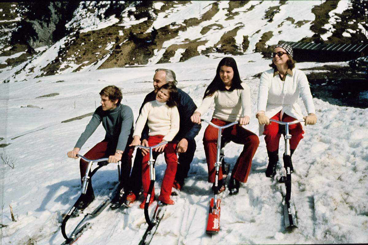 Der Spaziergang durch die glanzvolle Geschichte des traditionellen und doch modernen Skisports ist im Verlag Tenues erschienen. Im Bild: Die Familie Grimaldi.