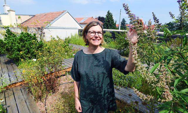 Sylvia Schlagintweit im Kräutergarten auf der Apotheke "Zum Löwen von Aspern".