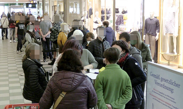 CORONA: VORARLBERG - GROSSER ANDRANG VOR IMPFKOJEN IN EINKAUFSZENTREN