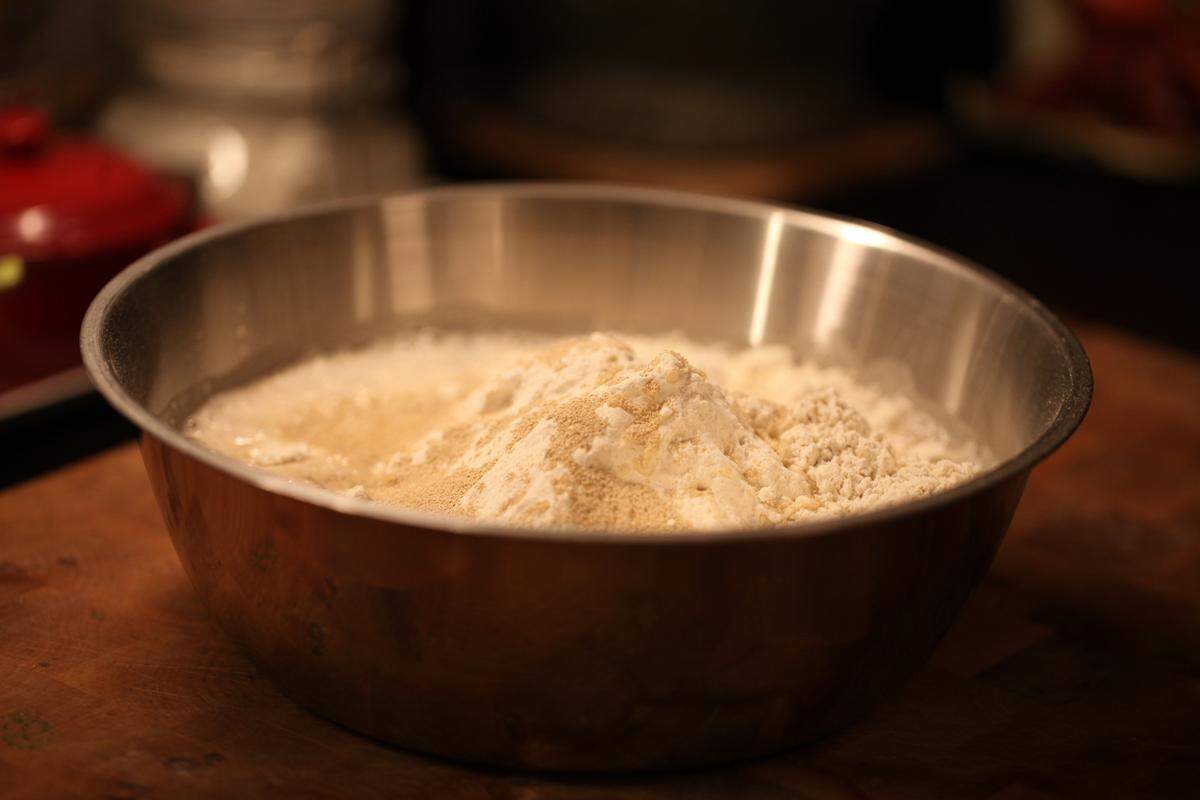 Der Sauerteig ist fertig. Jetzt schöpft man 200 Gramm der Masse ab und mischt sie mit den restlichen Zutaten (Folie 5). Der Rest des Sauerteigs kann einfach für das nächste Brot weiter gefüttert werden (50 g Mehl, 50 ml Wasser pro Tag und immer gut rühren, damit er nicht kippt). An dieser Stelle erinnert sich vielleicht der eine oder andere an Hermann, das Ketten-Wanderbrot.