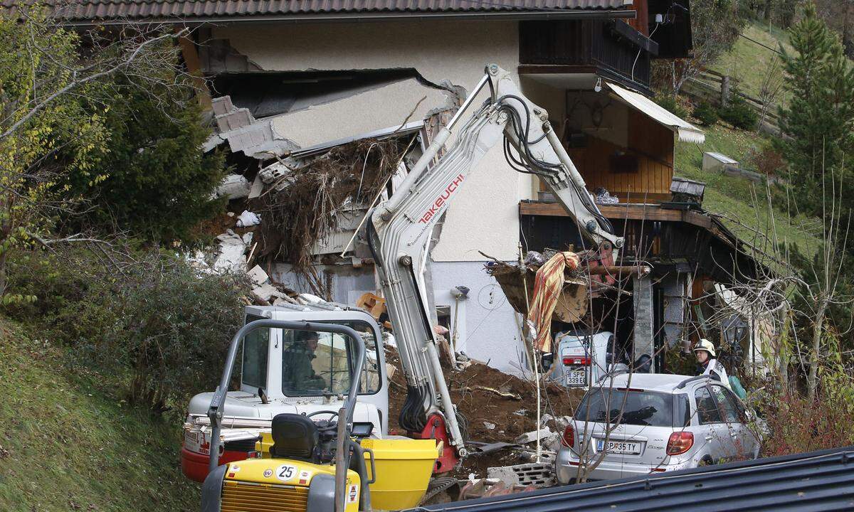 Der Mann wurde von den Schlammmassen erfasst und getötet. Am Haus entstand ein massiver Schaden.