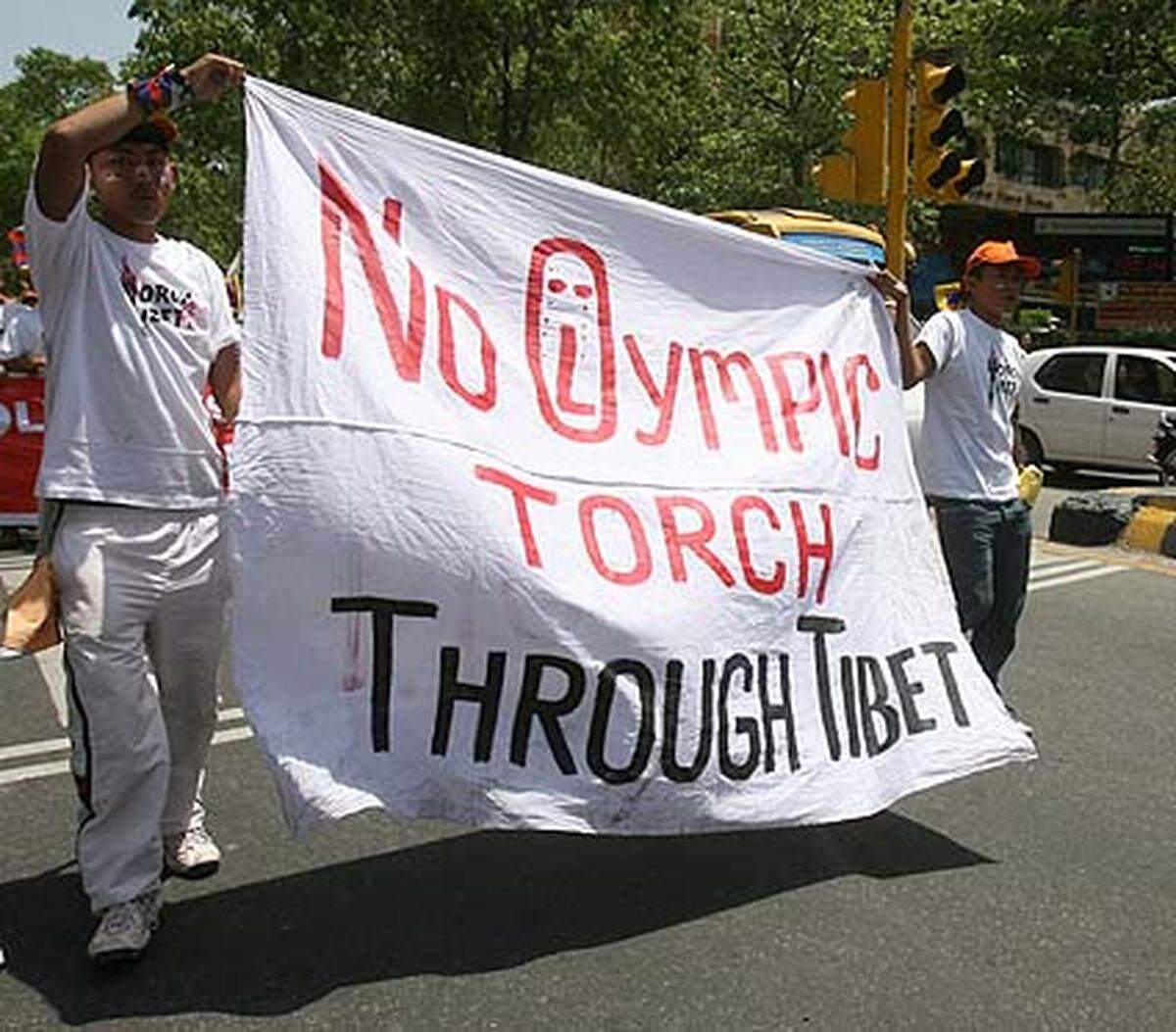 Wenige Stunden vor Beginn des olympischen Fackellaufs in Neu-Delhi haben Exil-Tibeter in der indischen Hauptstadt mit ihren Protesten begonnen.