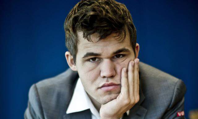 So zielgerichtet Weltmeister Magnus Carlsen spielt, so viele Fragen lässt er im Schachskandal offen.