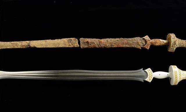 Das eisenzeitliche Schwert aus dem Gräberfeld im Original und in einer Replik, damit man sich den ursprünglichen Zustand vorstellen kann.