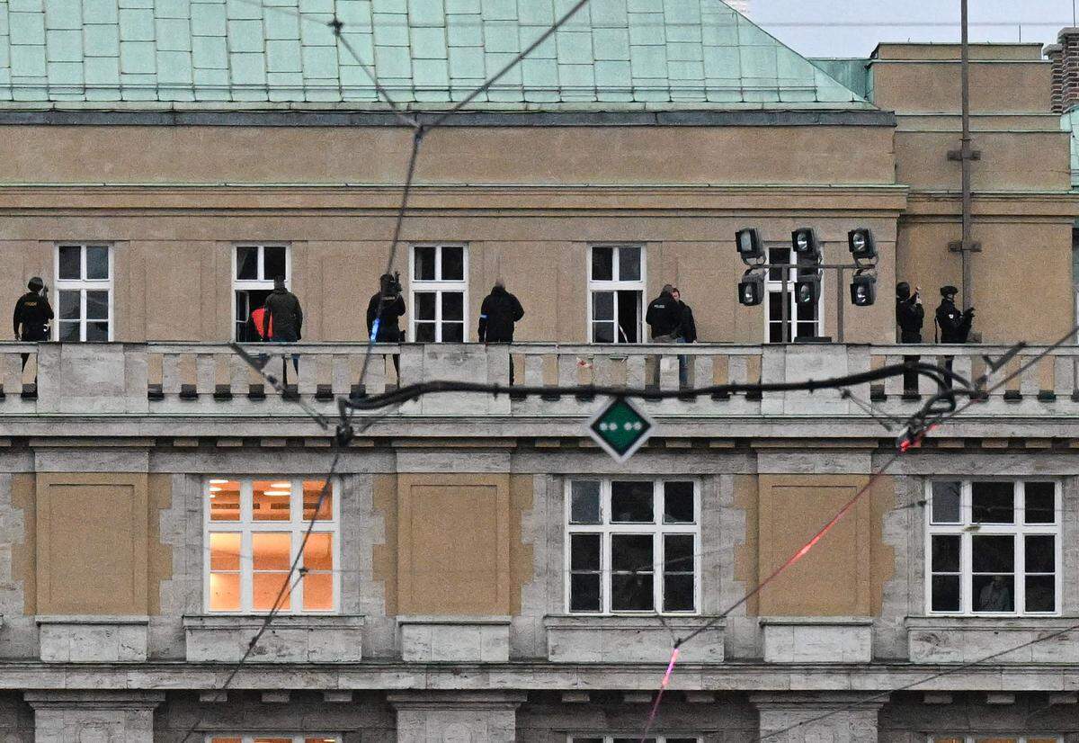 Schwer bewaffnete Polizisten auf dem Balkon der Prager Universität.