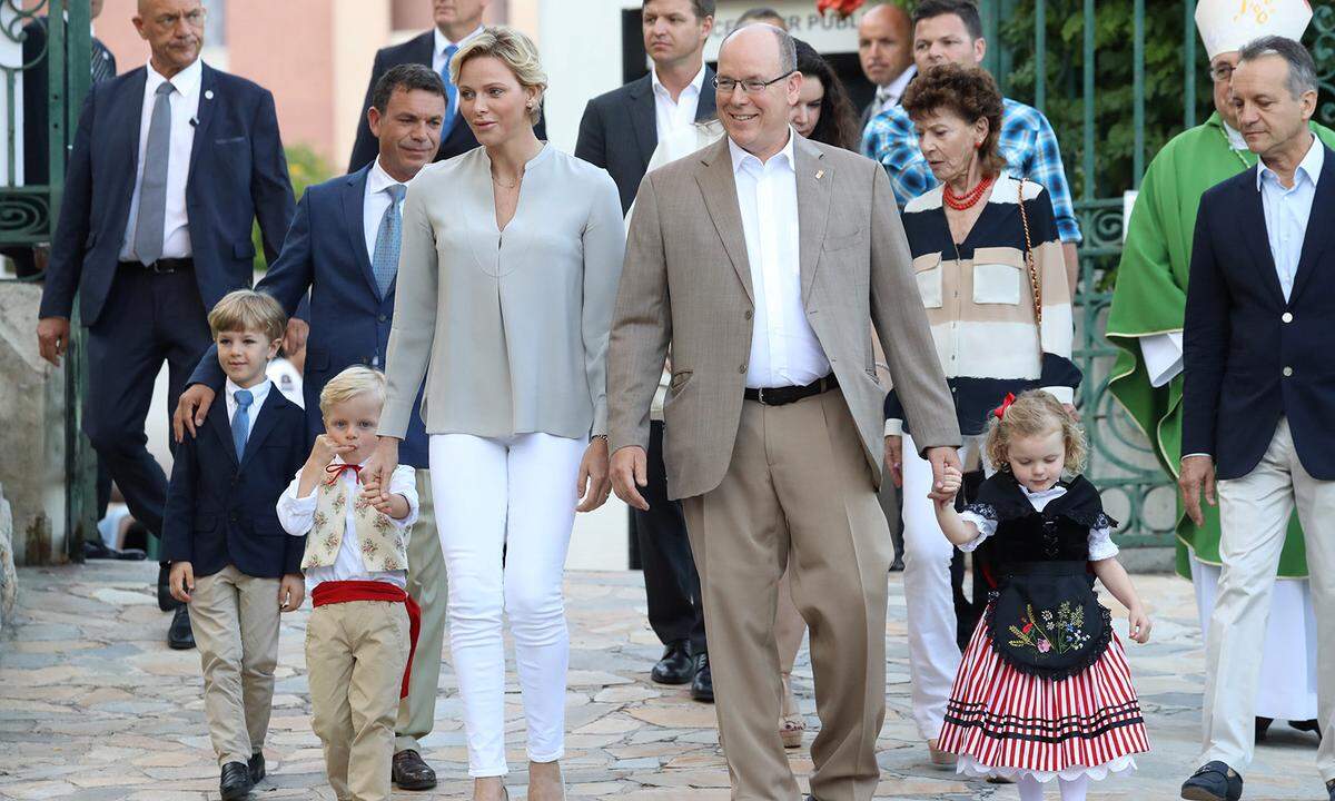 Vor ein paar Tagen zeigte sich die monegassische Fürstenfamilie beim jährlichen Volks-Picknick "Pique Nique Monegasque" im Princess Antoinette Park in Monte Carlo noch ganz sommerlich. Während sich Fürst Albert und Fürstin Charlène in legeren Outfits dezent im Hintergrund hielten, hatten sich ihre Zwillinge ordentlich schick gemacht. Prinz Jacques und Prinzessin Gabriella trugen die traditionelle Tracht ihres Landes.