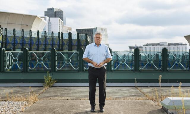 „Diese blauen Putin-Brüder haben eh schon das ganze Jahr Fasching.“ Vizekanzler und Grünenchef Werner Kogler warnt vor einer „Orbánisierung“ Österreichs.