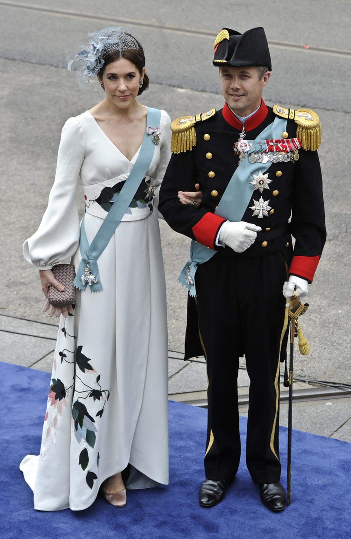 ...Prinzessin Mary von Dänemark. Bei Frauen scheinen die beiden Prinzen wohl einen sehr ähnlichen Geschmack zu haben.