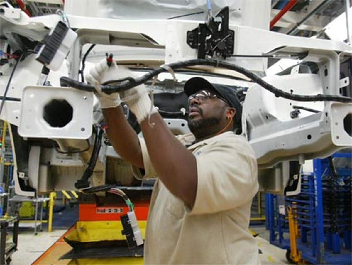 Rund 80.000 Jobs wurden seit 2006 bereits gestrichen, etwa zwei Dutzend Werke mussten ihre Tore schließen.  Chrysler ist der kleinste der "großen Drei". Allein bei diesem Hersteller gab es einen Abbau von 25.000 Stellen. Ein Ende ist nicht in Sicht.  Da hat der deutsche Daimler-Konzern noch ziemlich viel Glück gehabt...