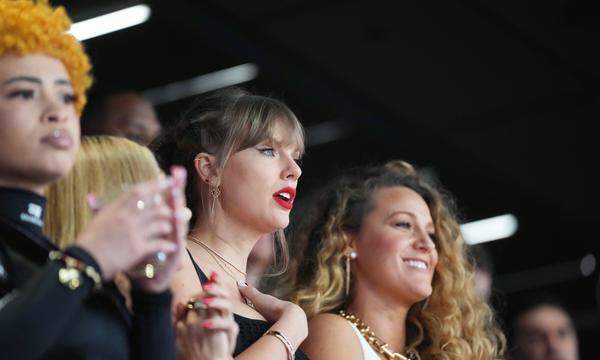 Musikerin Taylor Swift (Mitte) war nicht nur der (Musik)-Star bei der NFL, sie ist auch unangefochtene Spitzenreiterin auf Spotify.