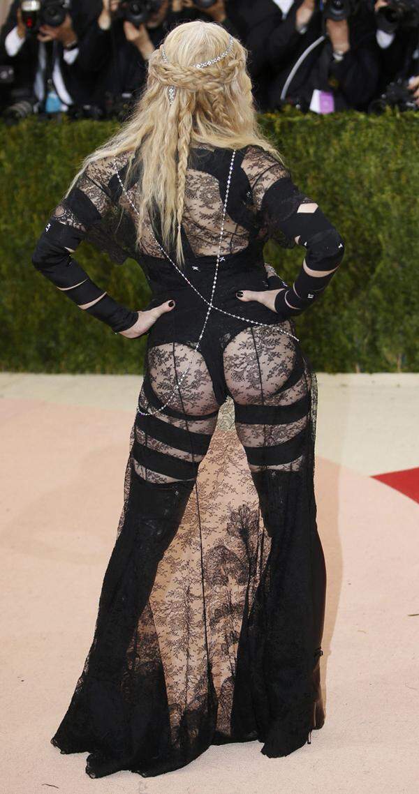 Aufs Ganze ging Madonna bei der Met-Gala in New York. Die 57-Jährige stellte nicht nur ihr Hinterteil, ...