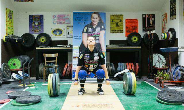 Zwölf bis 15 Tonnen an Gewichten hebt Sarah Fischer bei einem Training. Die 17-jährige Niederösterreicherin ist offiziell die stärkste Frau in der Geschichte des österreichischen Gewichtheberverbands.