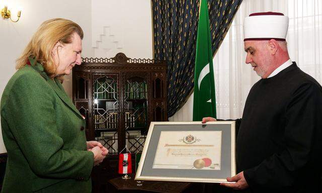 Außenministerin Karin Kneissl (FPÖ) und der Großmufti Husein Kavazovic am Freitag, 23. Februar 2018, vor Beginn einer Unterredung in Sarajevo.