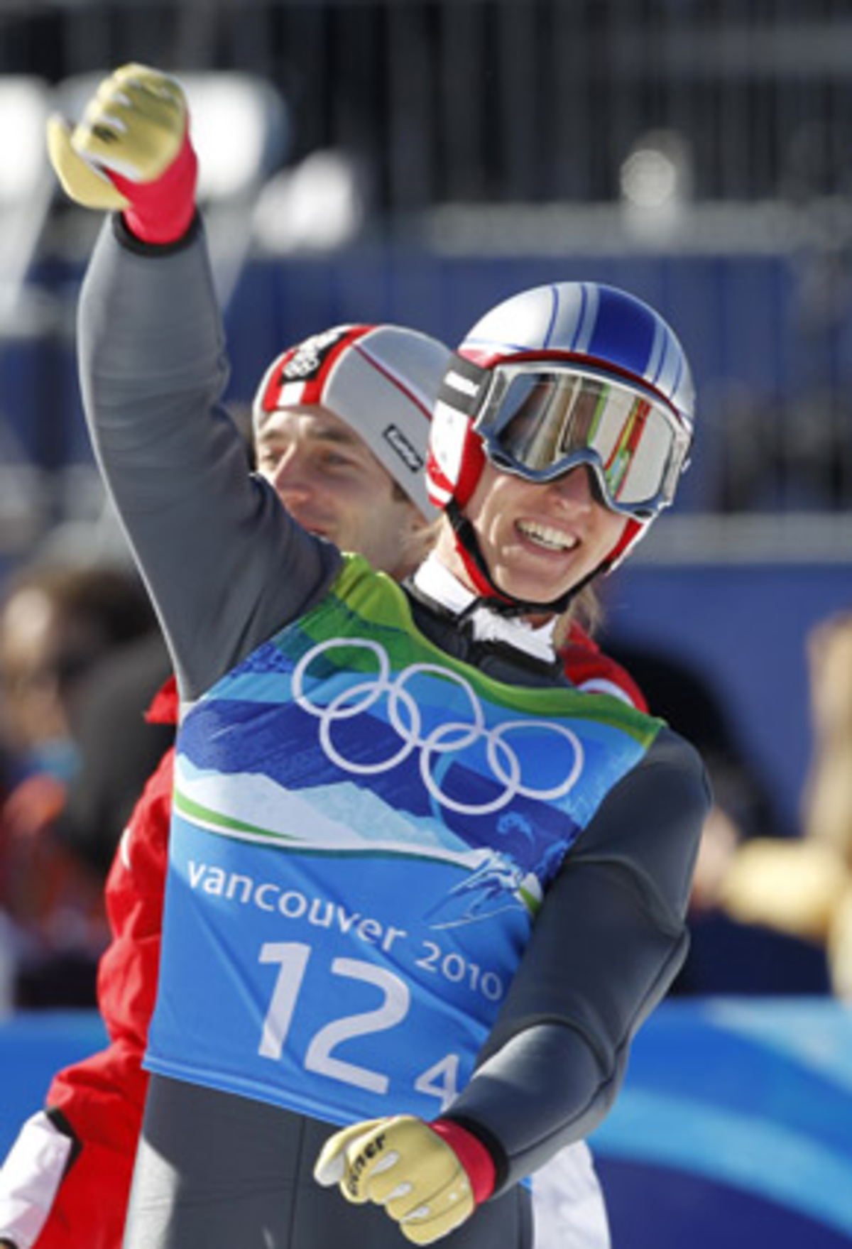 "Es ist ein unbeschreibliches Gefühl, wir haben uns das hart erkämpft, in den vier Jahren gut gearbeitet, da gehören nicht nur die Trainer im Hintergrund, sondern viele Bausteine dazu. Es war eine gewaltige Stimmung, Gänsehaut, Mega." Zum letzten Sprung: "Die Hand war nicht im Schnee, es war definitiv sehr weit, vielleicht ein bisschen zu viel Anlauf. Ich bin immer besser in Schwung gekommen, es war ein würdiger Abschluss."