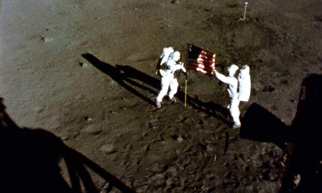 Buzz Aldrin Jr. und Neil Alden Armstrong auf der Mondoberfläche