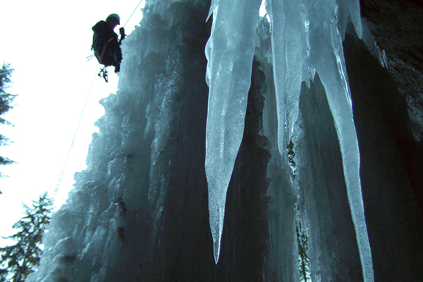 So etwas wie die Streif aufwärts: Eisklettern steht hoch im Kurs bei Mutigen und Abenteuerlustigen.