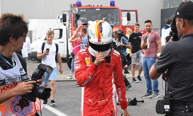 Ferrari-Star Sebastian Vettel musste zu Fuß in die Boxengasse zurück.