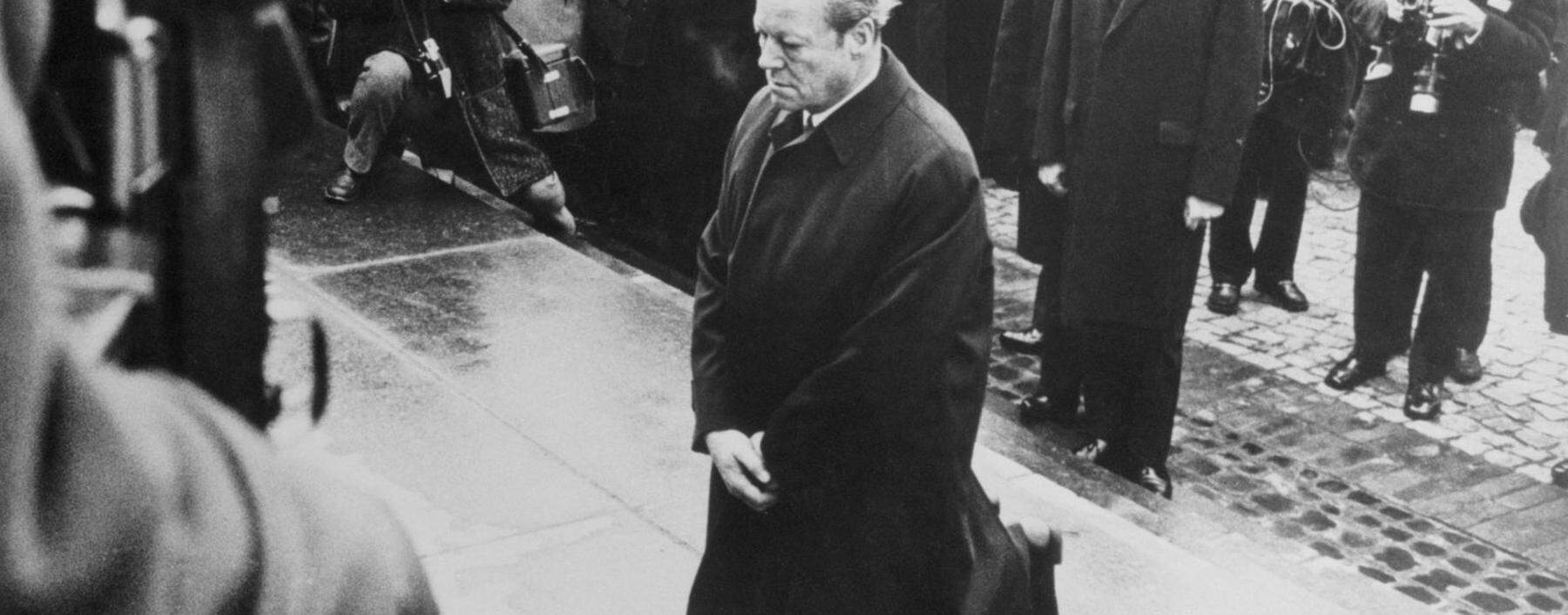 Der Kniefall Willy Brandts vor dem Denkmal für die Opfer des Warschauer Gettos im Dezember 1970 ging als politische Demutsgeste in die Geschichte ein.