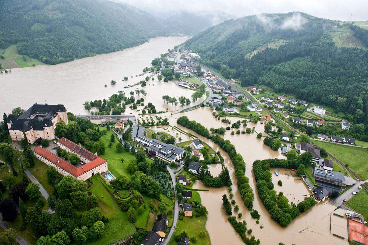 Auch in Grein (Oberösterreich) hatte man bis zuletzt gezittert. "Die Kurve ist flacher, es wird trotzdem knapp", hieß es noch Dienstagnachmittag. Es war tatsächlich eine Frage von Zentimetern, ob der Hochwasserschutz in Grein hält oder nicht.