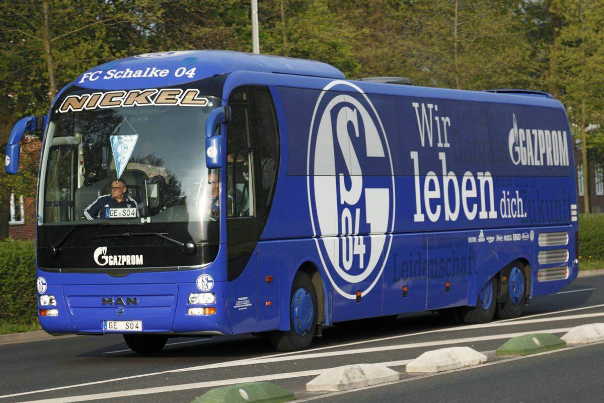 Der deutsche Kultverein Schalke 04 hat das "S 04" im Logo. der Verein wurde bekanntlich 1904 gegründet. Nicht so bekannt sein dürfte, dass auch der Name der Stadt Gelsenkirchen, aus dem die Schalker kommen, mit dem "G" im Logo verewigt ist. Es rahmt das "S 04" quasi ein.