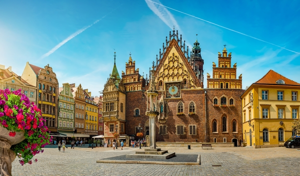 Das historische Rathaus in Breslau, das königliche Schloss Wawel in Krakau und das traditionsreiche Restaurant Kogel Mogel stehen exemplarisch für die reiche Geschichte, Kultur und Gastfreundschaft Polens.