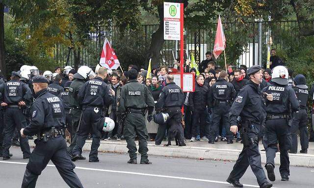 GER Hogesa Demo 25 10 2015 Auenweg Koeln GER Hogesa Demo im Bild picture shows Von Polizei u