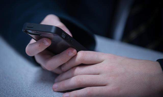 Das Handyverbot werde Schülern bei der Konzentration helfen, ist Neuseelands konservativer Premierminister Christopher Luxon überzeugt.