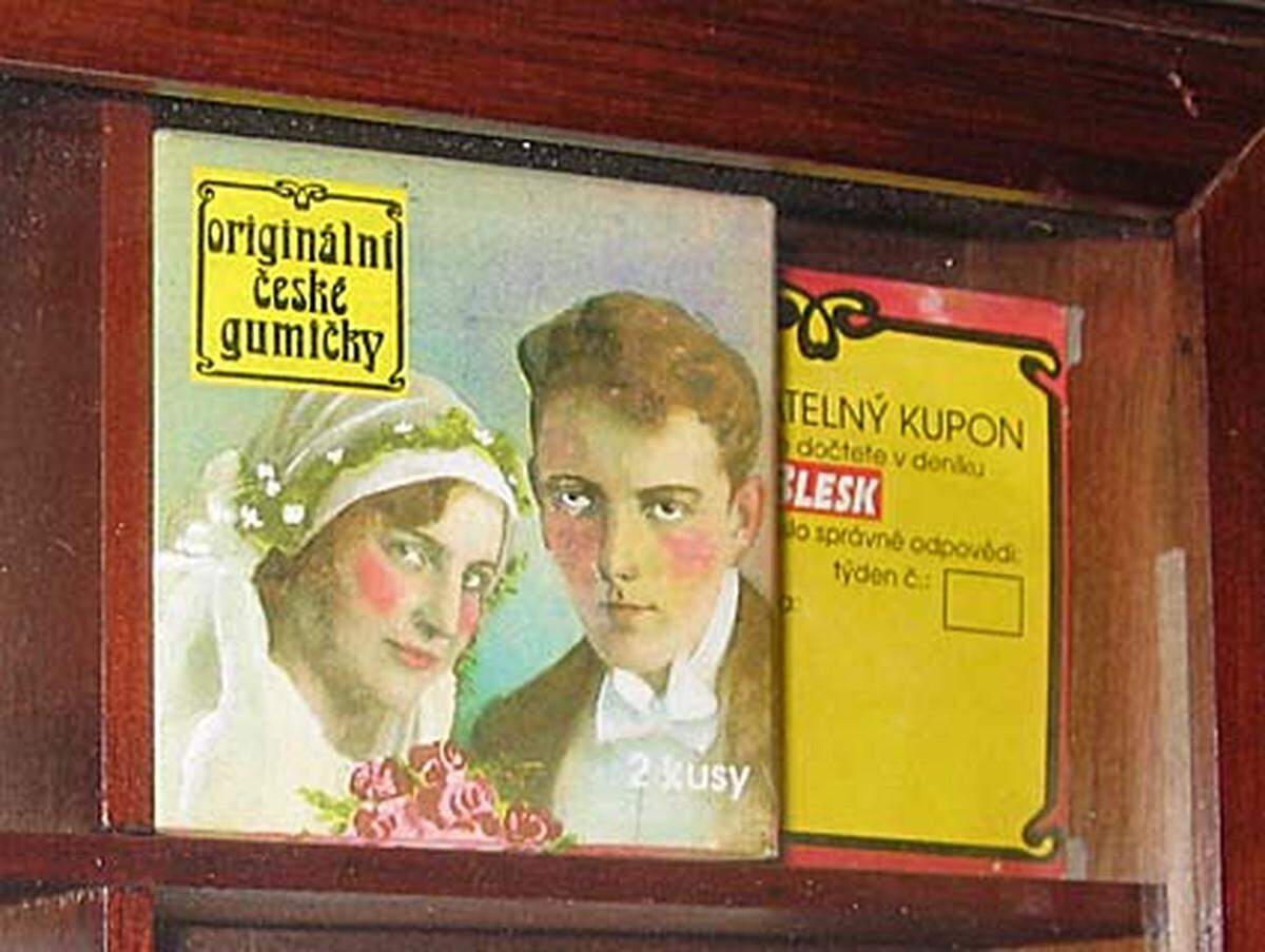 Ein "Schnucki"-Exemplar in der Kondom-Sammlung von Ingrid Mack: ein tschechisches Hochzeitsnacht-Kondom, "wegen der roten Pausbacken". Warum das Pärchen errötet? Familienplanung bleibt halt auch in der Ehe ein Tabuthema.