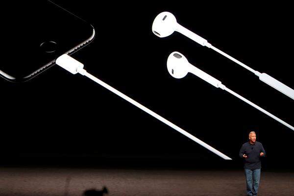 Im Prinzip erweitert sich für den künftigen iPhone-7-Besitzer das Repertoire an Möglichkeiten hinsichtlich des Audio-Zubehörs. Es stehen der Lightning-Anschluss, die Klinke über einen Adapter und Bluetooth zur Auswahl.