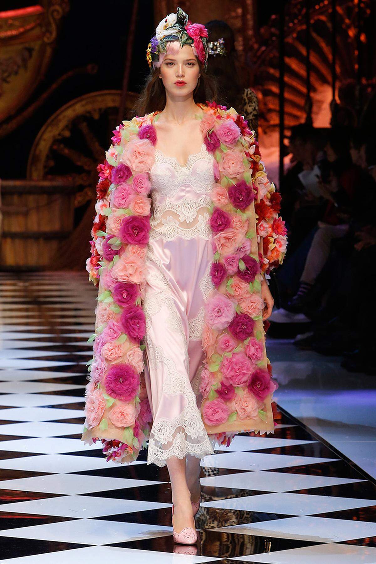 Dolce &amp; Gabbana entführten mit ihrer Kollektion auf eine unendlich fantasievolle Blütenwiese.