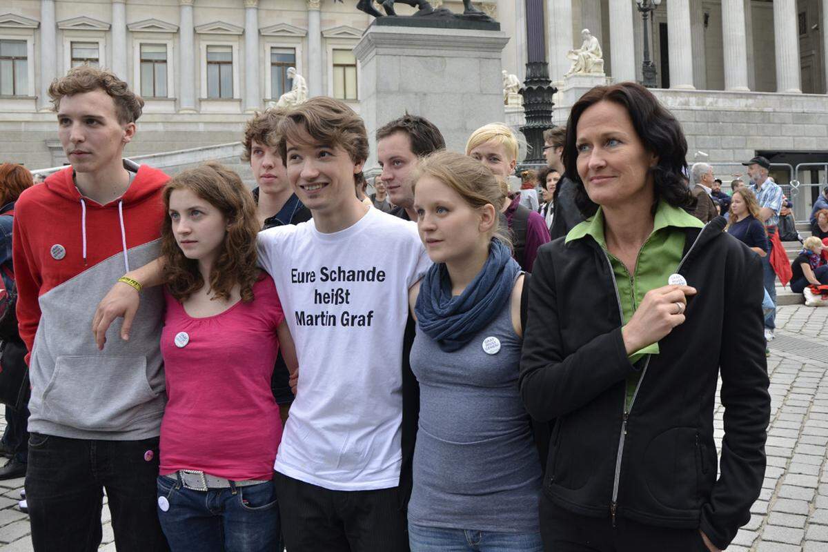 Im Gespräch mit DiePresse.com zeigte sich Glawischnig vorsichtig optimistisch, dass die sozialdemokratische Fraktion zustimmen könnte. Die SPÖ zögere nur wegen der "Koalitionsräson". Die ÖVP wolle die FPÖ „nicht verärgern“.