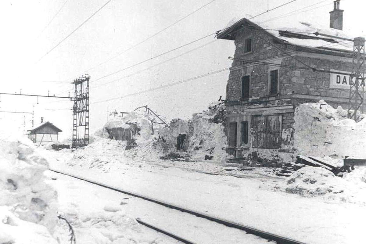 Die anhaltenden Nordwinde verschlechtern die Lage. Kurz nach Mitternacht am 12. Jänner geht im nahen Klostertal eine Lawine ab, trifft beim Bahnhof von Dalaas die Lokomotive und einige Waggons eines im Schnee eingeschlossenen Personenzugs sowie einen Teil des Bahnhofsgebäudes (Bild). Während die Passagiere in den Waggons überleben, sterben im Warteraum des Bahnhofs zehn Menschen. Kurz darauf werden im Bezirk Bludenz 280 Haushalte erfasst.