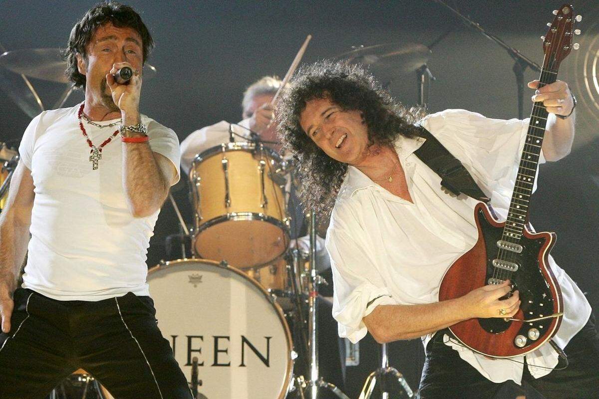 Die beiden verbliebenen "Queen"-Mitglieder, Brian May und Roger Taylor, zeigten sich von Bowies Tod tief betroffen. "Der cleverste und brillanteste Mann unserer Zeit. Was für ein Vakuum er doch hinterlässt, und wie sehr er vermisst werden wird", vermeldete Taylor über Facebook.