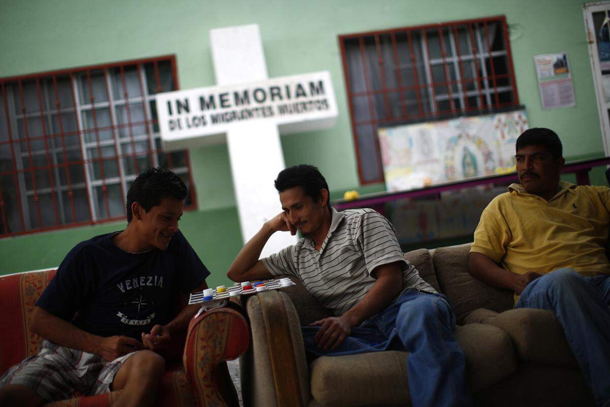 Die Gefahren der Grenzgänger sind hier noch weit weg: In einem der sogenannten Migrantenhäuser "Casa del Migrante" in Reynosa, Mexiko, warten diese Männer auf den richtigen Zeitpunkt, die Grenze zu passieren.