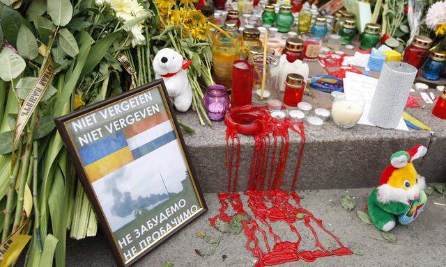 ITAR TASS KIEV UKRAINE JULY 18 2014 Flowers candles and stuffed toys brought to the Embassy of