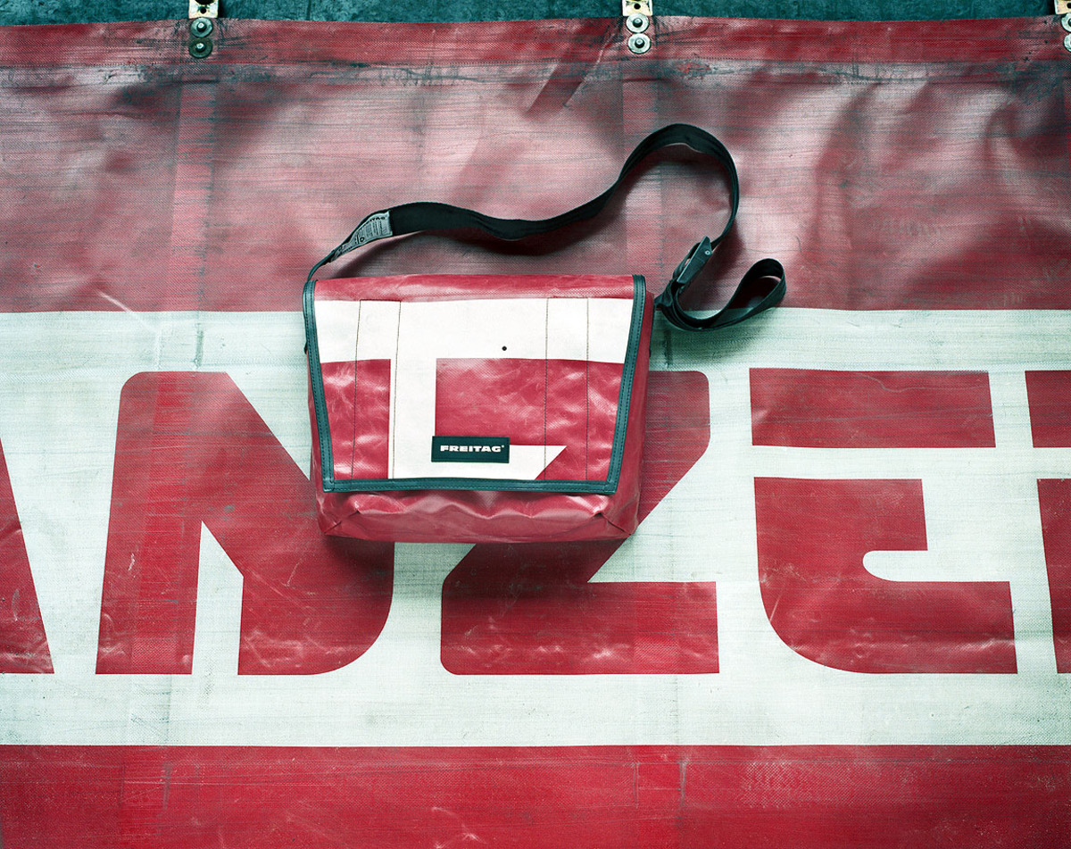 In einem Jahr produziert Freitag 255.000 Taschen. 300 Tonnen LKW-Plane (das entspricht einer 95 km langen Kolonne), 35.000 Fahrradschläuche und 80.000 Autogurte werden pro Jahr vernäht.