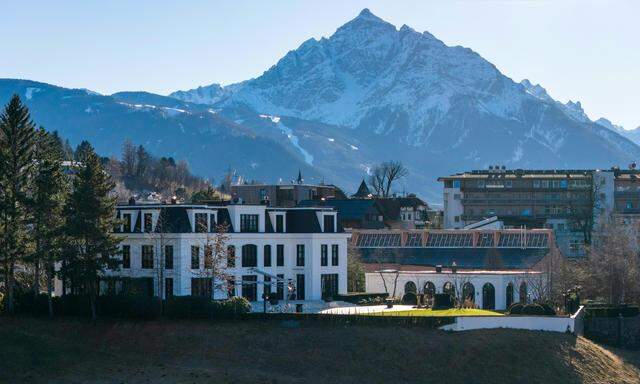Die Republik hat die von Benko privat genutzte Villa in Innsbruck-Igls wegen offener Steuerbeträge gepfändet. 