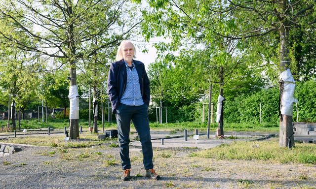 Thomas Roth am Standort der Bundesgärten in der Jägerhausgasse, im Hintergrund Bäume, deren Tauglichkeit als künftige Straßenbäume hier erforscht wird. 