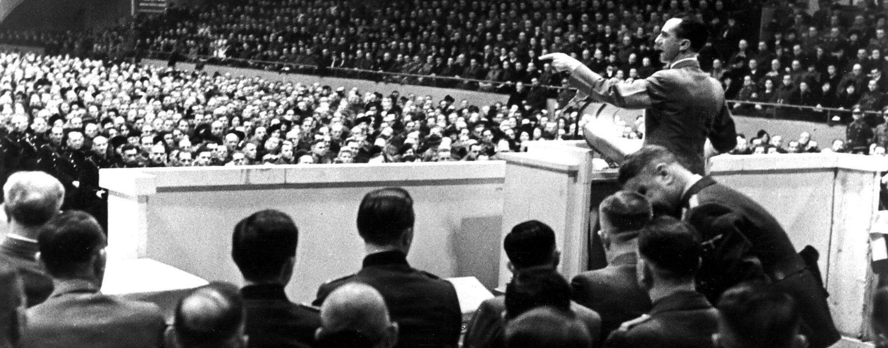 ´Geplante Euphorie. Joseph Goebbels vor 15.000 sorgfältig ausgewählten Zuhörern am 18. Februar 1943 im Berliner Sportpalast. 
