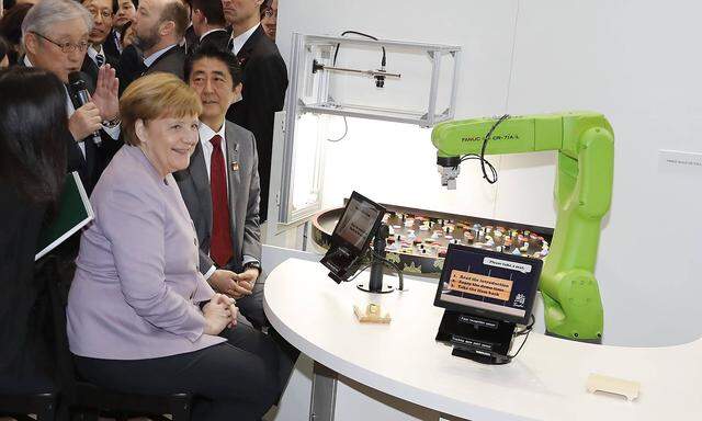 Merkel und Abe besuchten gemeinsam die Technologie-Messe Cebit in Hannover.
