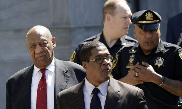 Die zwölfköpfige Jury entschied am 26. April in allen drei Fällen, in denen der Schauspieler Bill Cosby schwere sexuelle Nötigung vorgeworfen wurde, auf schuldig: Penetration ohne Einwilligung, bei Bewusstlosigkeit des Opfers und nach der Verabreichung von Medikamenten. Cosby muss nun mindestens drei Jahre in Haft. Doch sein Anwalt legte Berufung ein.