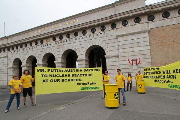 Rund ein Dutzend Greenpeace-Aktivisten haben vor dem Burgtor gegen einen Milliardenkredit protestiert, den Russland für den Ausbau des Atomkraftwerks Paks in Ungarn gewähren will. "Herr Putin: Österreich will keine grenznahen AKW."