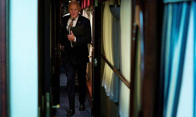US-Präsident Joe Biden bei seiner Ankunft im Zug in Kiew.