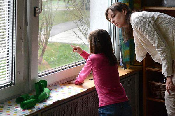 Ministerin Karmasin hat erst kurz vor dem Termin eine internationale Studie vorgestellt. Wesentlichstes Erkenntnis: Der Kinderwunsch von Österreichern liegt international im Durchschnitt - die tatsächliche Zahl der Geburten aber dann darunter.